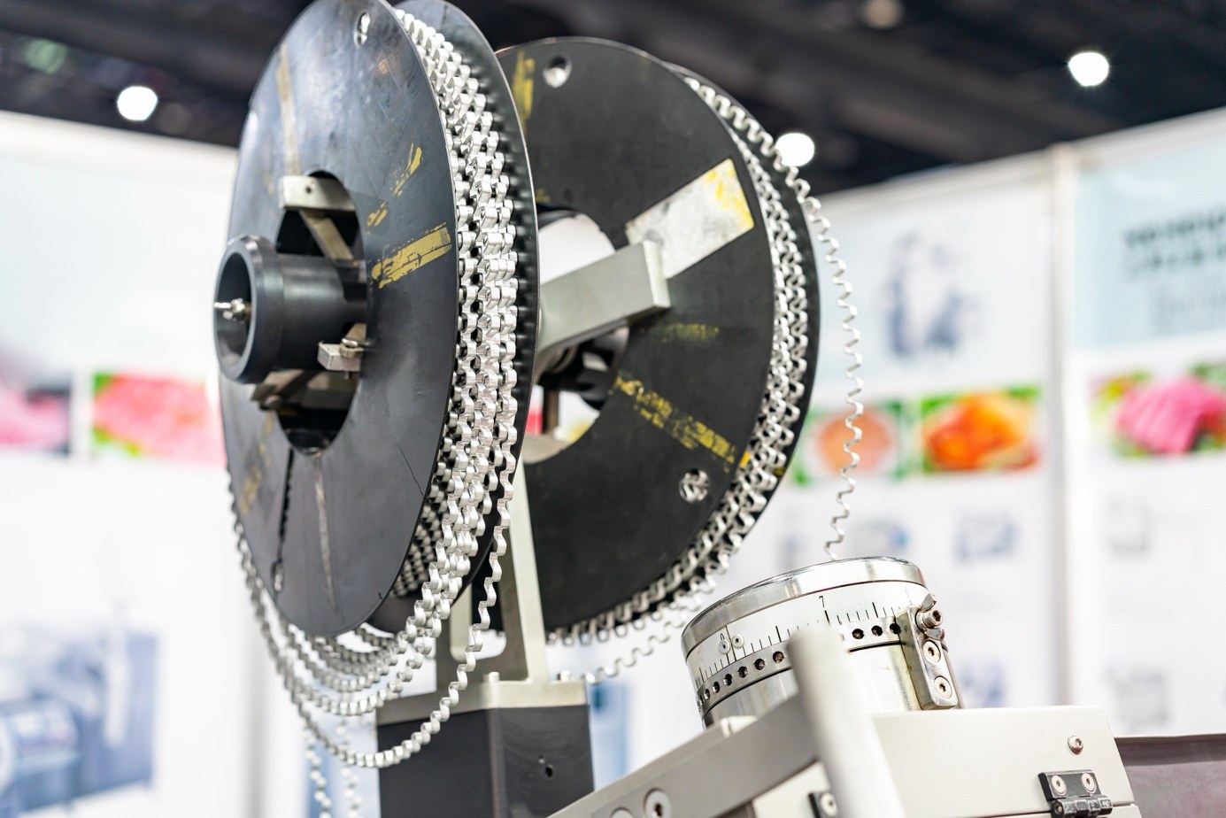 Clips and clipping machine used for meat products